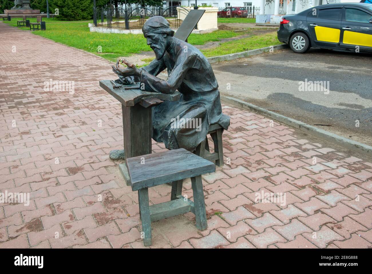 Kostroma, Russia - 11 agosto 2020: Monumento al gioielliere. Aperto nel 2018. Anello d'oro della Russia Foto Stock