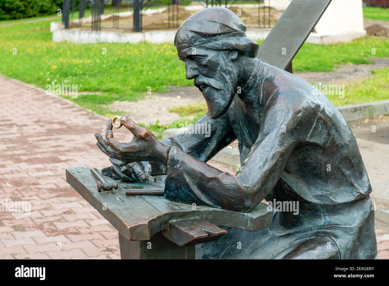 Kostroma, Russia - 11 agosto 2020: Monumento al gioielliere. Aperto nel 2018. Anello d'oro della Russia Foto Stock