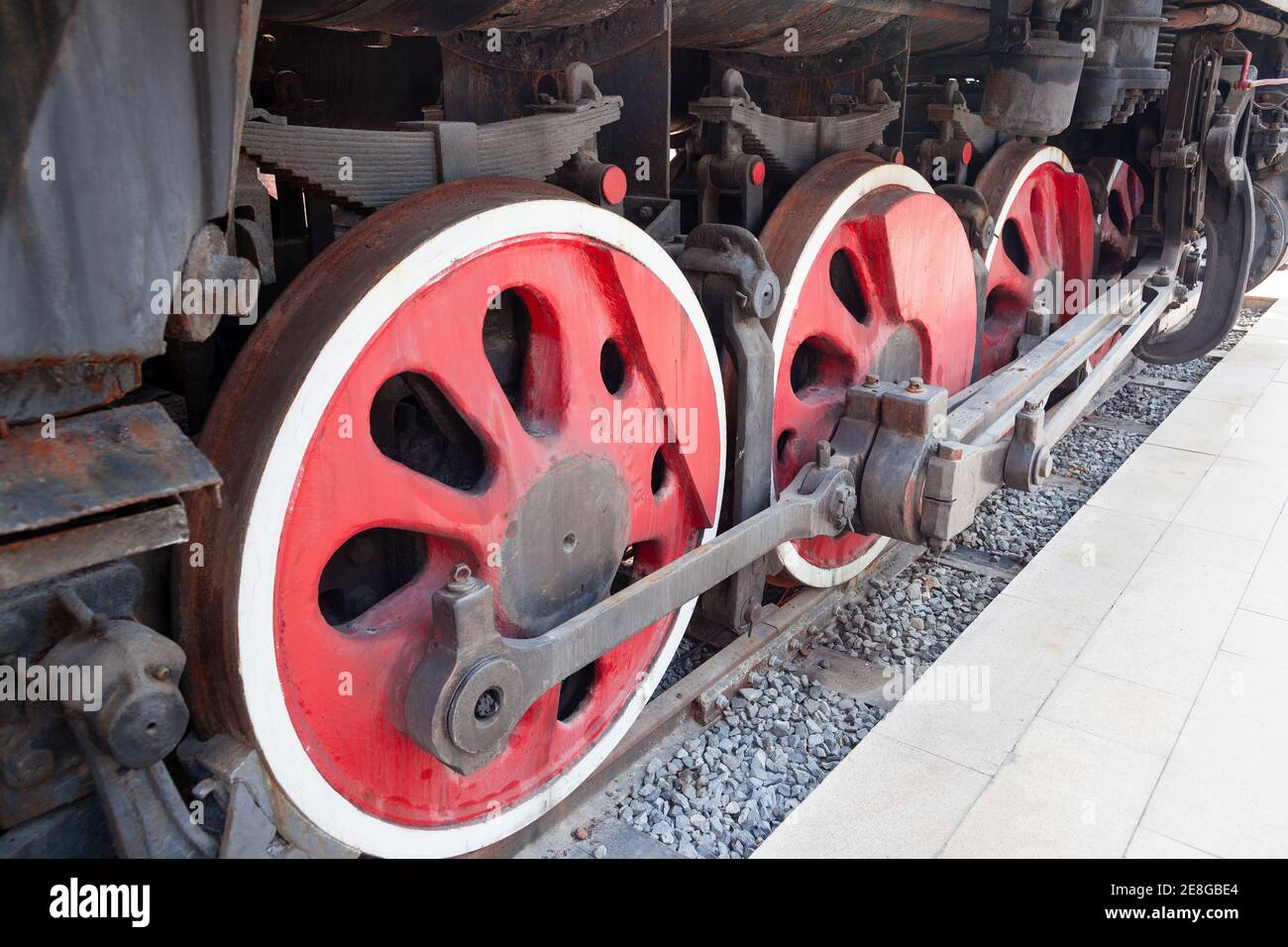 Colpo di primo piano per la parte della locomotiva a vapore. La ruota, l'assale e l'albero motore sono le parti importanti del materiale rotabile ferroviario. Foto Stock