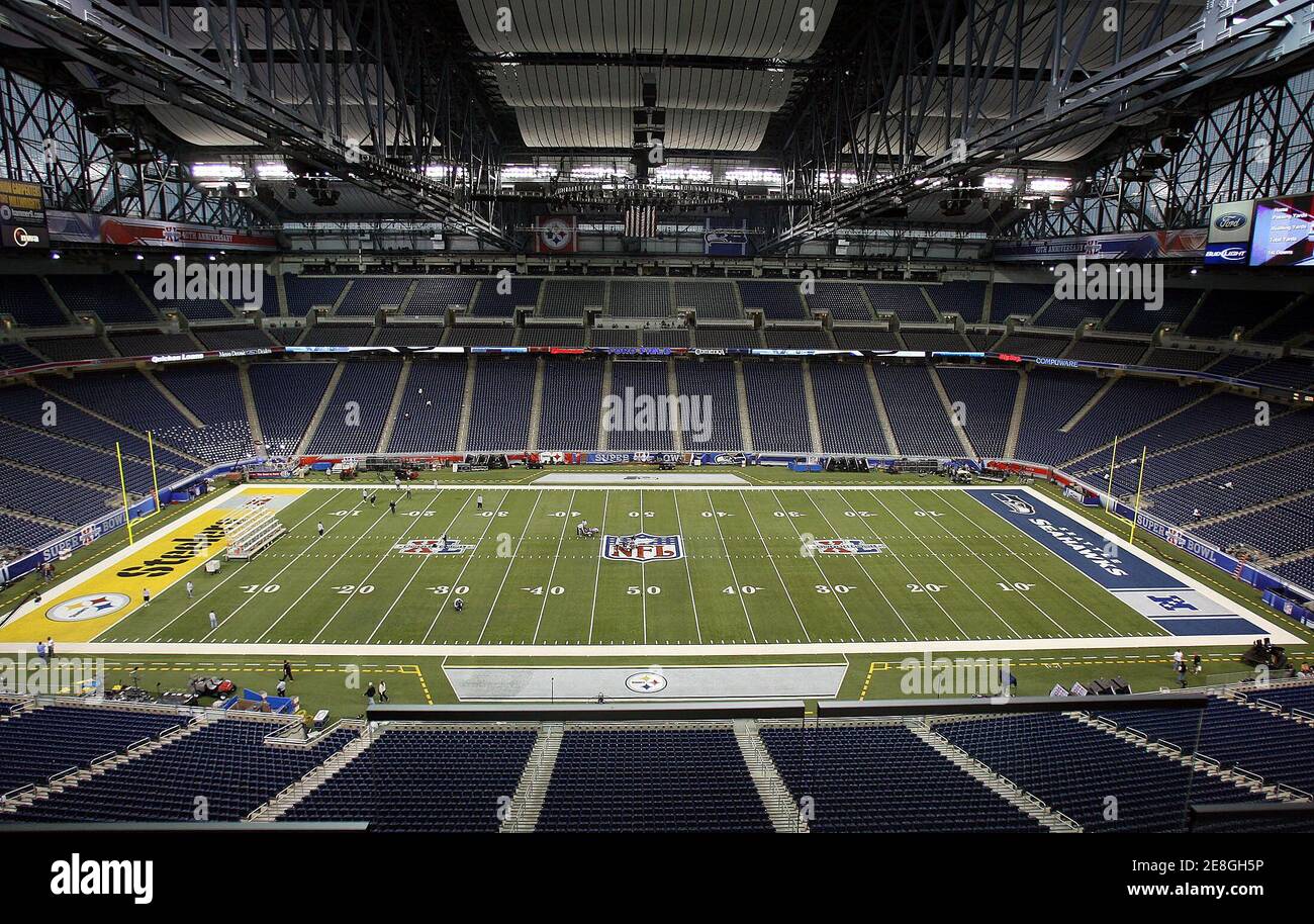Il campo Ford è preparato per Super Bowl XL a Detroit, Michigan 4 febbraio 2006. Il campione NFC Seahawks affronterà i campioni dell'AFC, i Pittsburgh Steelers, in Super Bowl XL il 5 febbraio presso il Ford Field di Detroit. REUTERS/Marc Serota Foto Stock