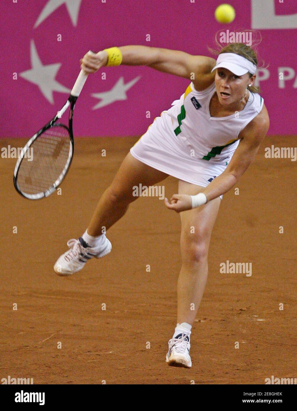 Il Samantha Stosur dell'Australia serve al Tamira Paszek dell'Austria durante la loro partita di tennis della Fed Cup World Group a Dornbirn il 21 aprile 2007. REUTERS/Miro Kuzmanovic (AUSTRIA) Foto Stock
