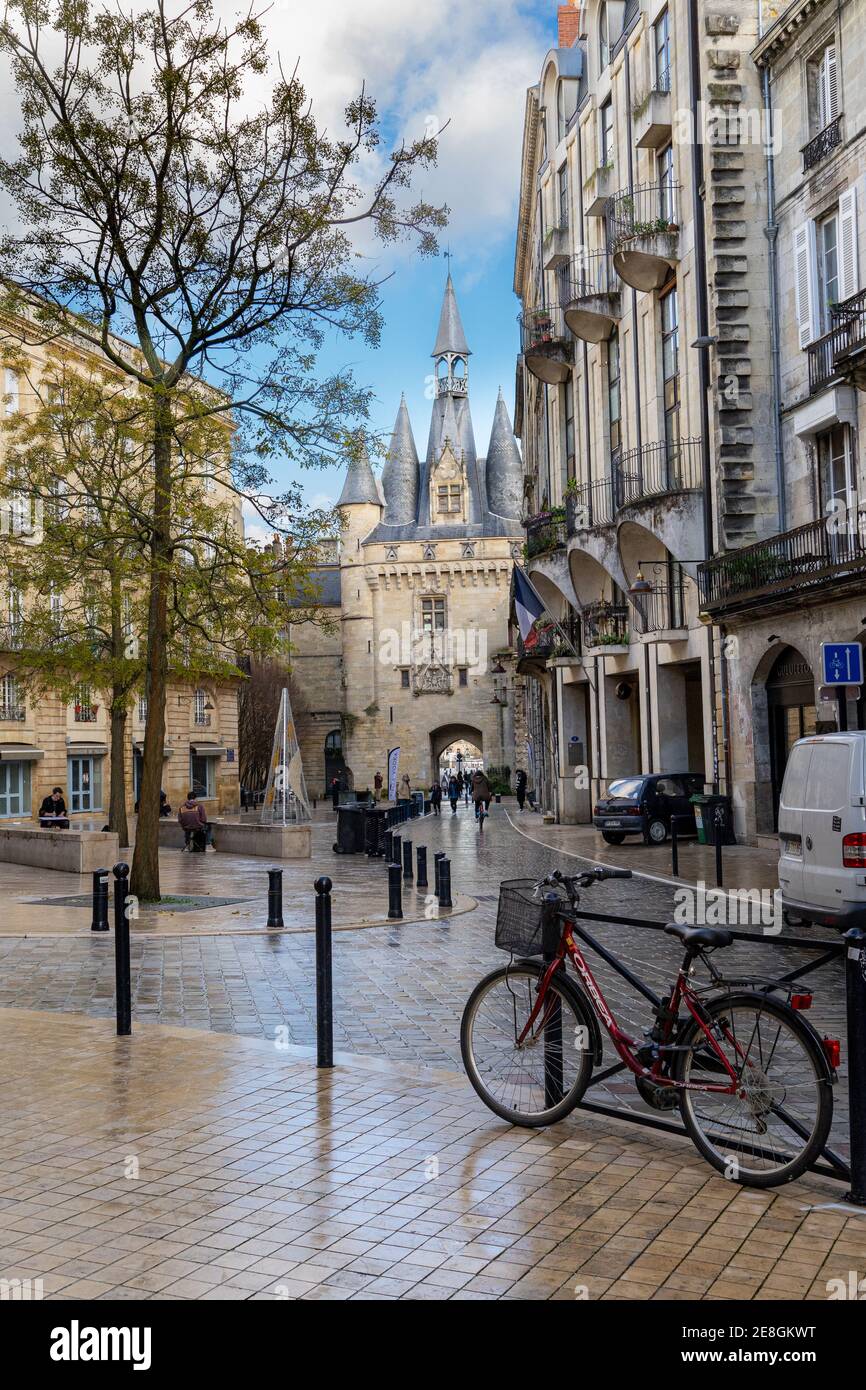 Bordeaux Gennaio 2021. Francia. Porte Cailhau. Bordeaux centro città. Città vecchia storica. Camminando lungo le strade di Bordeaux. Foto Stock