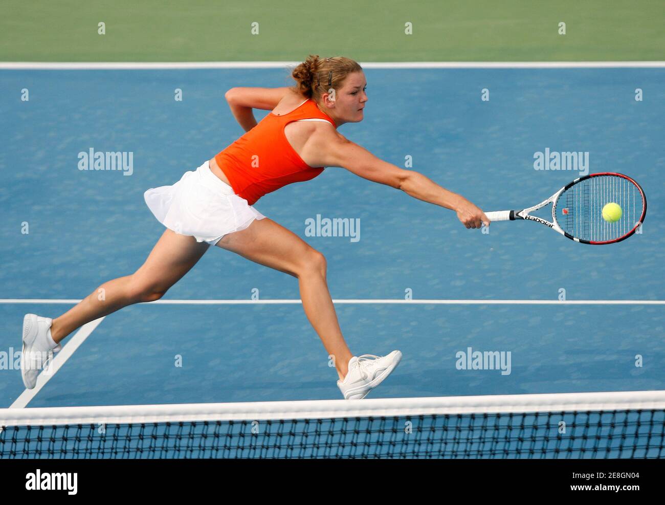 Il polacco Agnieszka Radwanska ha fatto ritorno durante la sua partita contro la lussemburghese Anne Kremer al torneo di tennis Pattaya Women's Open 7 febbraio 2008. REUTERS/Chaiwat Subprasom (THAILANDIA) Foto Stock