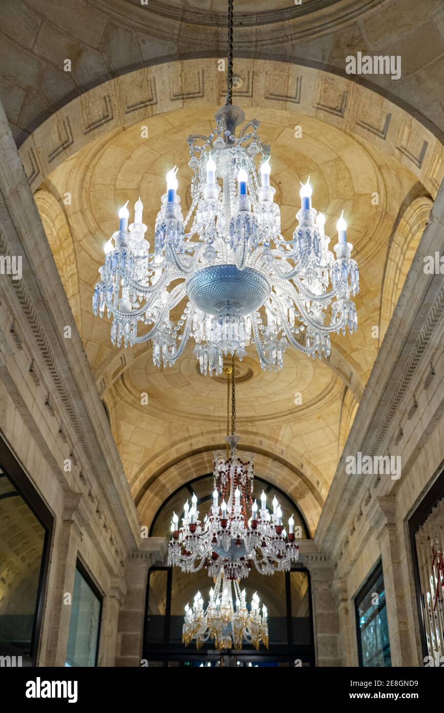 Bordeaux, Francia. Zona commerciale lungo la strada Cours de l´Intendant. Vestiti, vite e bicchieri. Negozi eleganti e sofisticati. Foto Stock