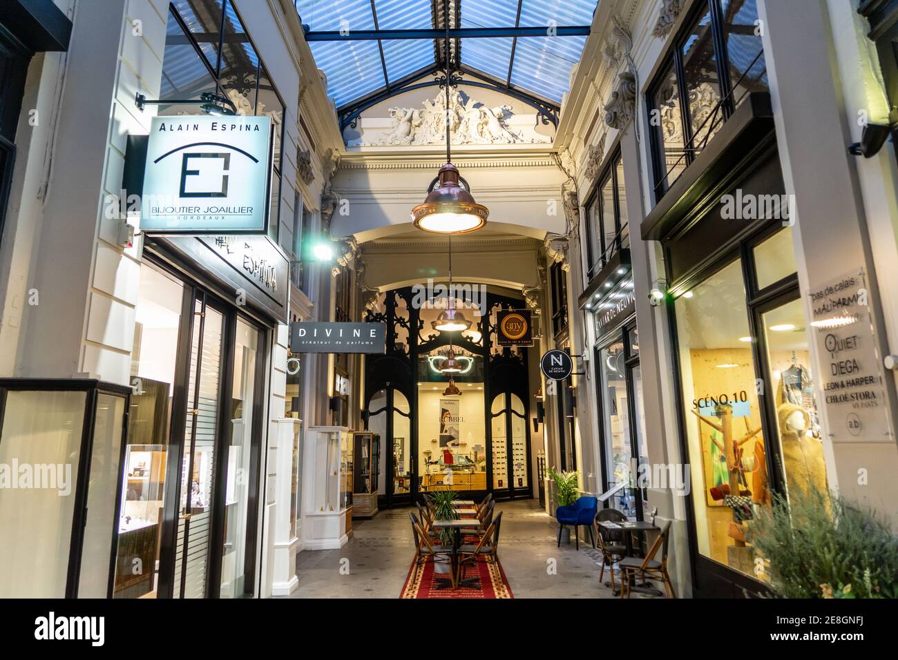 Bordeaux, Francia. Zona commerciale lungo la strada Cours de l´Intendant. Vestiti, vite e bicchieri. Negozi eleganti e sofisticati. Foto Stock