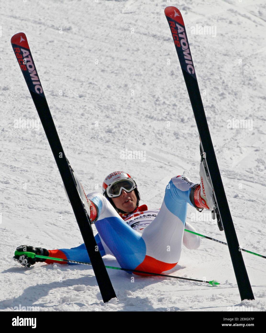 Carlo Janka della Svizzera celebra la vittoria dopo la sua seconda corsa della Coppa del mondo di Sci Alpino maschile Slalom a Garmisch-Partenkirchen il 12 marzo 2010. REUTERS/Miro Kuzmanovic (GERMANIA - Tags: SCI SPORTIVO) Foto Stock