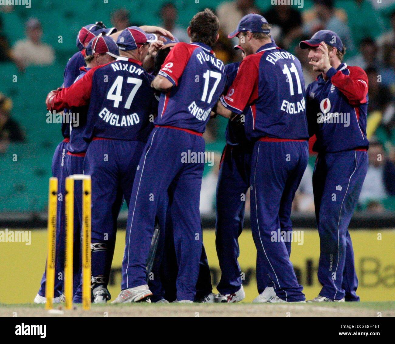 I giocatori inglesi festeggiano mentre formano un huddle dopo il licenziamento di Michael Hussey dell'Australia durante la loro partita internazionale di cricket di un giorno a Sydney il 2 febbraio 2007. REUTERS/Will Burgess (AUSTRALIA) Foto Stock