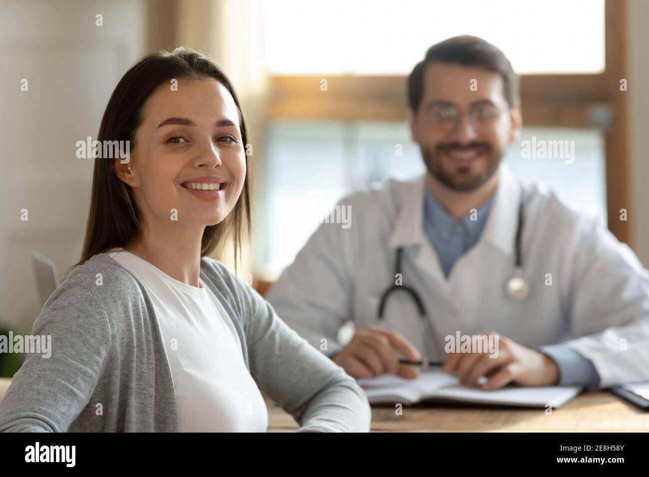 Ritratto di felice paziente femminile alla consultazione ospedaliera Foto Stock
