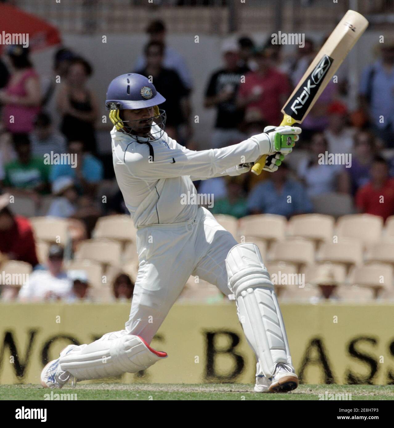 Harbhajan Singh dell'India ha colpito un confine contro l'Australia durante il secondo giorno della loro quarta e ultima prova partita di cricket all'Adelaide Oval 25 gennaio 2008. REUTERS/Will Burgess (AUSTRALIA) Foto Stock