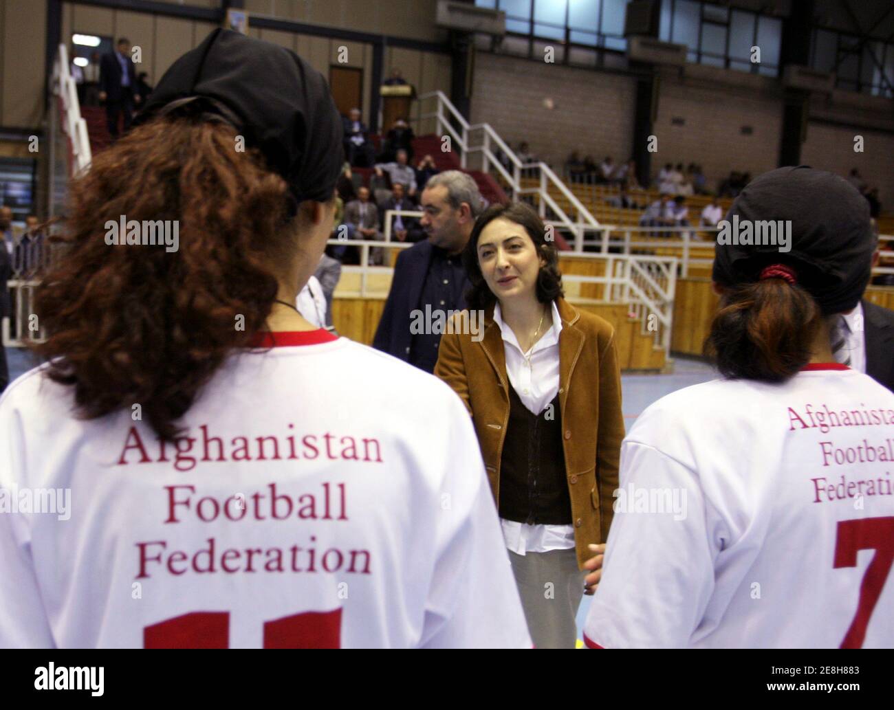Jordan's Princess Rym Ali (C) dà il benvenuto alla squadra di calcio delle donne afghane alla cerimonia di apertura del 5° Campionato Internazionale di Calcio delle Donne di Amman, 11 aprile 2008. REUTERS/Ali Jarekji (GIORDANIA) Foto Stock