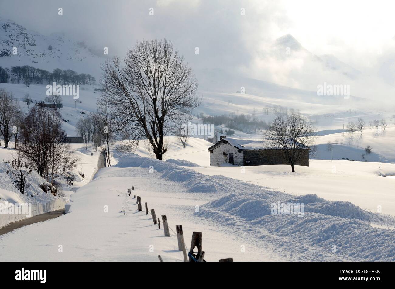 La neve copre i prati e le capanne dei pastori nella Valle del Pas (Valles pasiegos). Cantabria, Spagna Foto Stock
