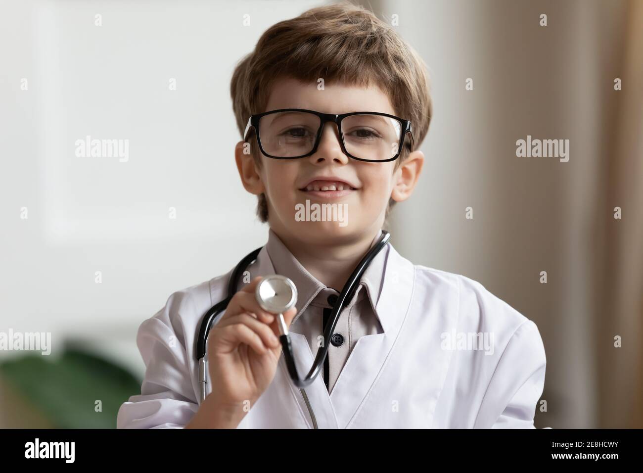 Ritratto di piccolo ragazzo carino in uniforme medica Foto Stock