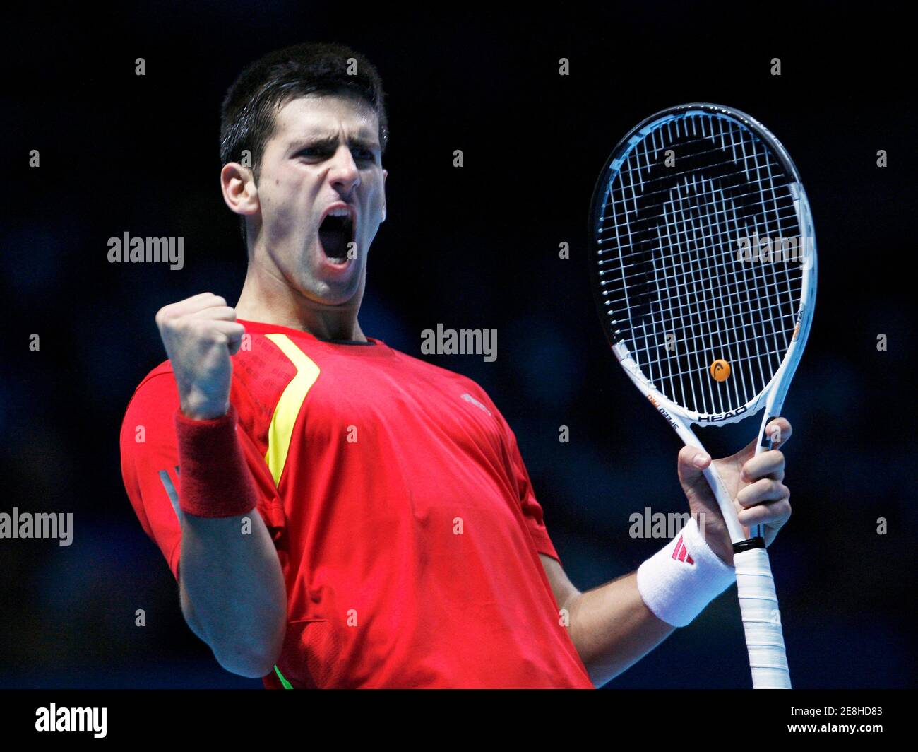 Novak Djokovic della Serbia reagisce durante la sua partita di tennis ATP World Tour contro Robin Soderling della Svezia a Londra, 25 novembre 2009. REUTERS/Suzanne Plunkett (GRAN BRETAGNA TENNIS SPORT) Foto Stock