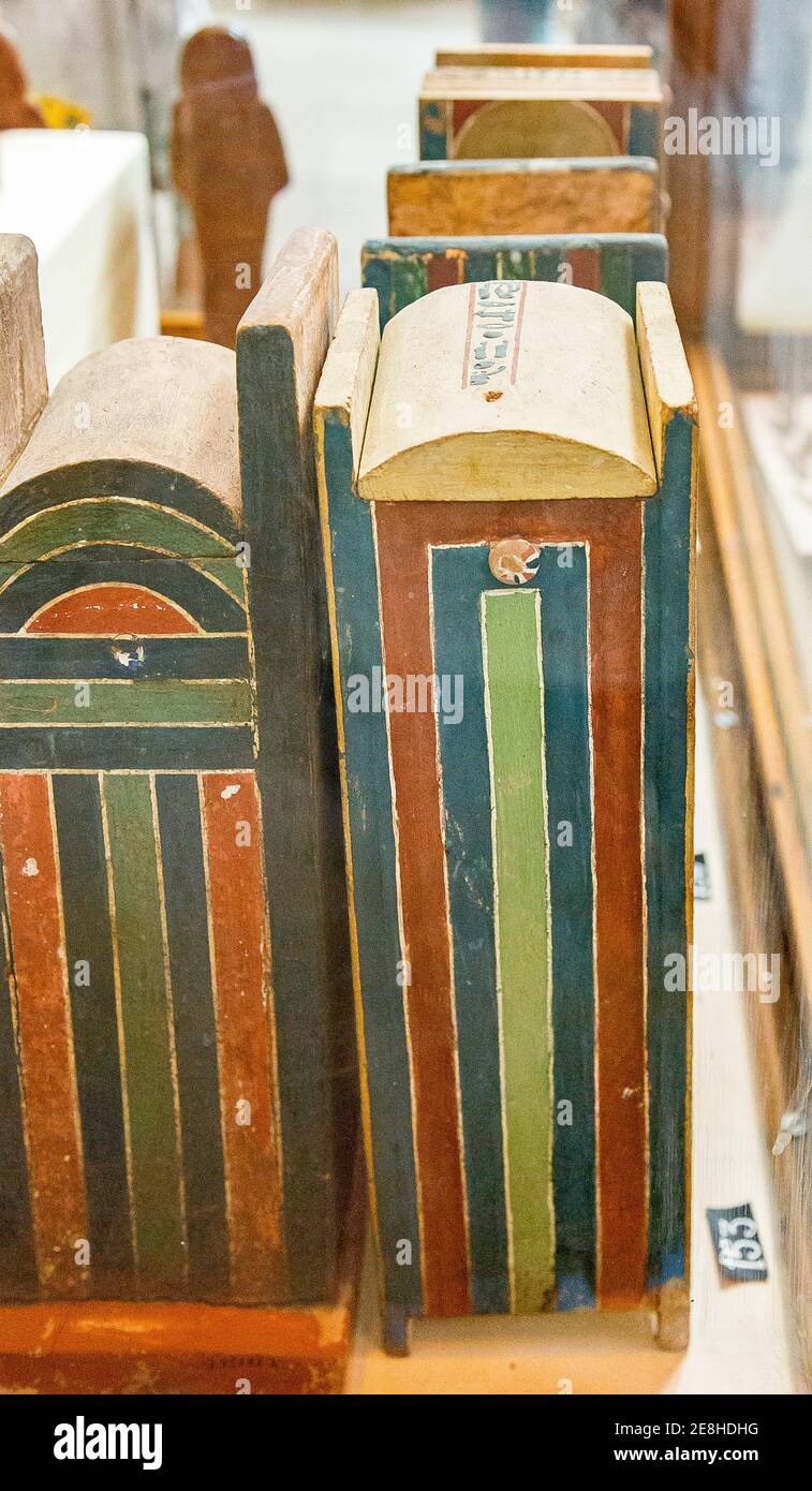 Egitto, Cairo, Museo Egizio, dalla tomba di Yuya e Thuya a Luxor : Ushebti scatole, uno di loro ha un'iscrizione e una manopola con una rosetta. Foto Stock