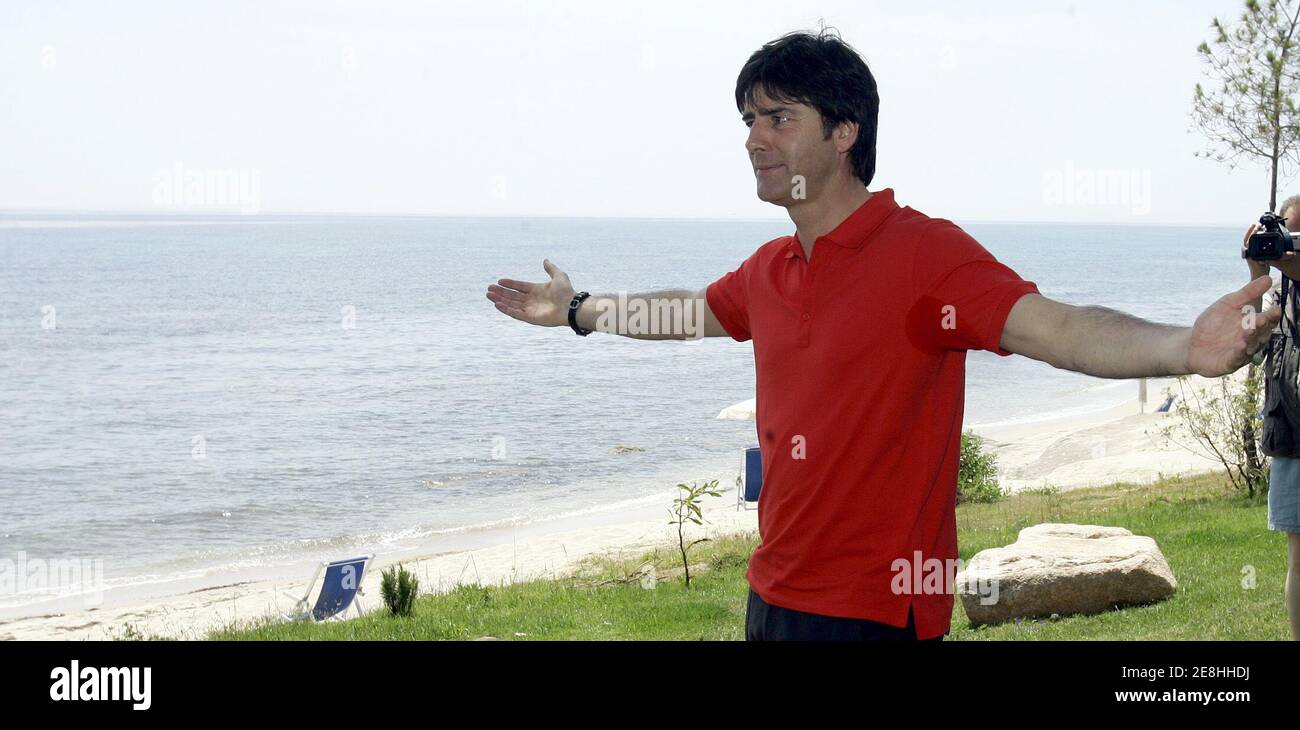 Jogi Loew, assistente della nazionale tedesca di calcio, si trova sulla  spiaggia di Santa Margherita di Pula in Sardegna dal 17 al 2006. Martedì  scorso la nazionale tedesca di calcio ha iniziato