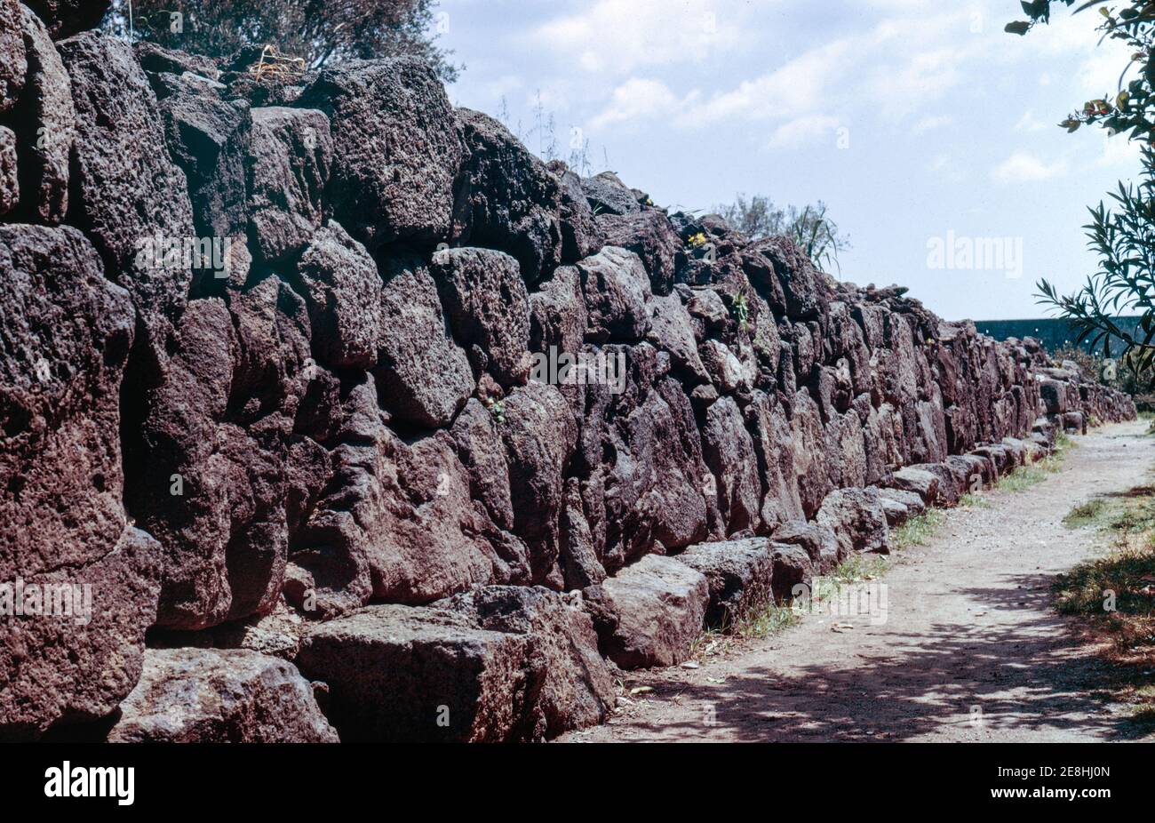 Rovine dell'insediamento greco Naxos, città vicino a Taormina, Sicilia. Mura della città. Scansione di archivio da un vetrino. Aprile 1975. Foto Stock