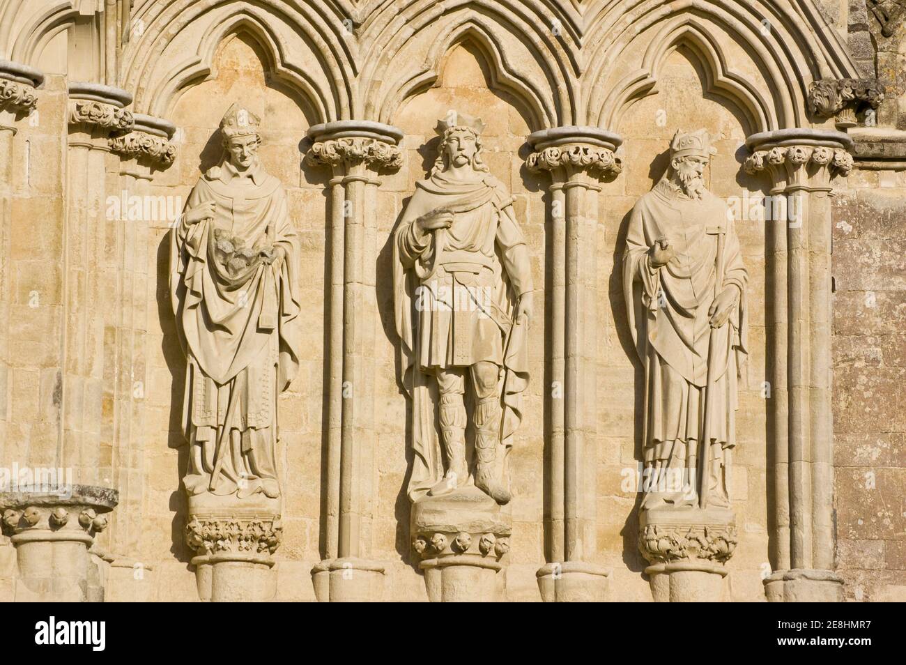 Statue di santi Alphege, Edmund il Martire e Thomas di Canterbury nella Cattedrale di Salisbury, Wiltshire. Le statue furono scolpite da James Redfern nel 18 Foto Stock