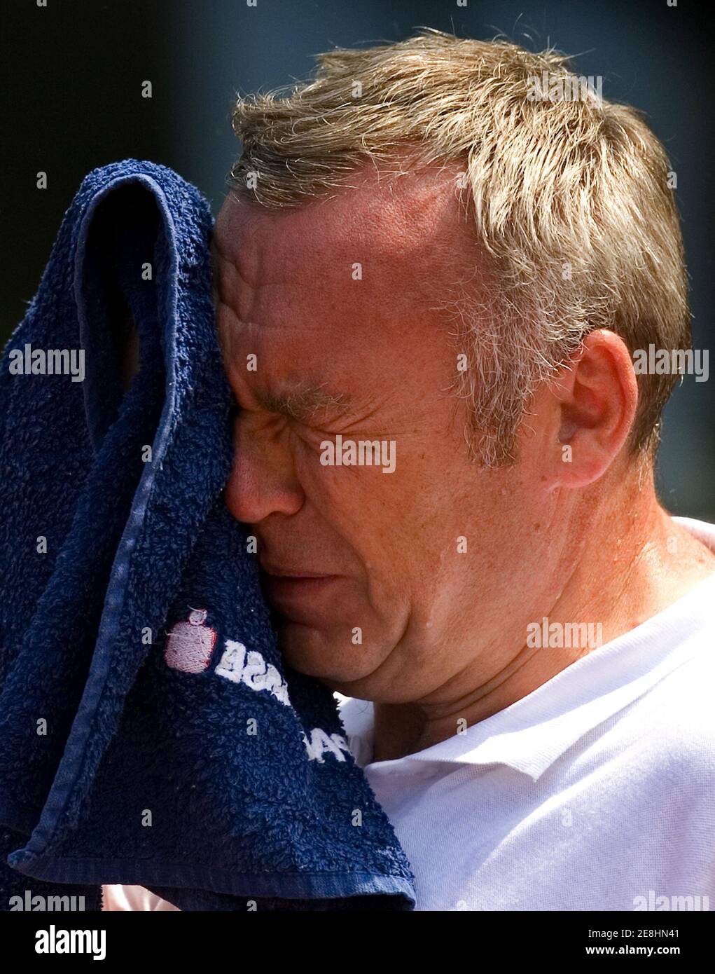 Il cancelliere austriaco Alfred Gusenbauer usa un asciugamano durante una partita di tennis a Dornbirn, 19 luglio 2007. REUTERS/Miro Kuzmanovic (AUSTRIA) Foto Stock