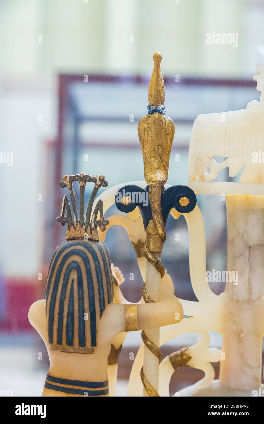 Egitto, Cairo, Tutankhamon alabastro, dalla sua tomba a Luxor: Retro di un vaso di profumi composito, su piedistallo aperto. Foto Stock