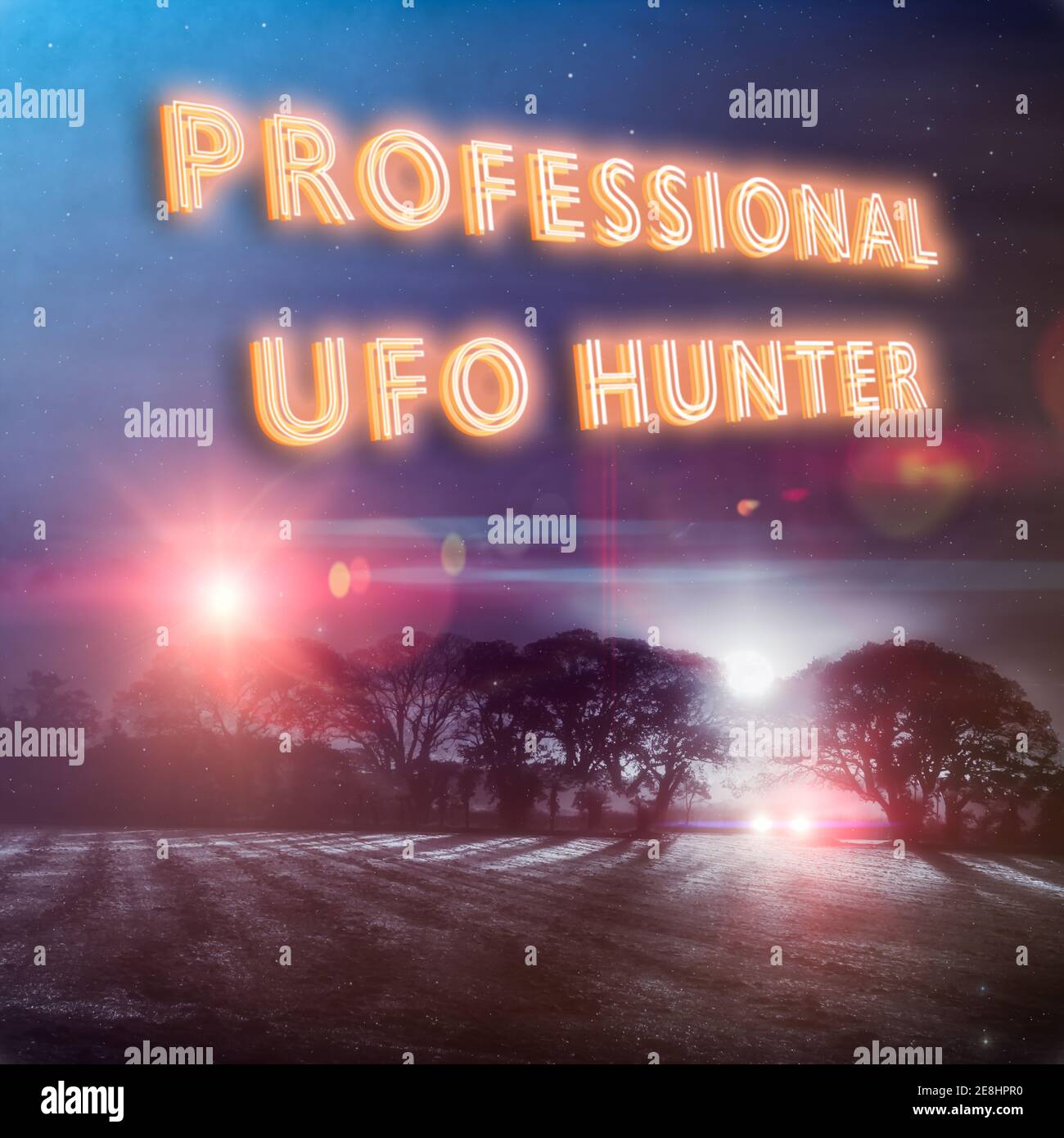 Slogan 'professionale UFO Hunter' con luci UFO e raggi di avvicinamento rossi e una macchina con fari alla ricerca di alieni in un campo notturno inverni bui. PA Foto Stock