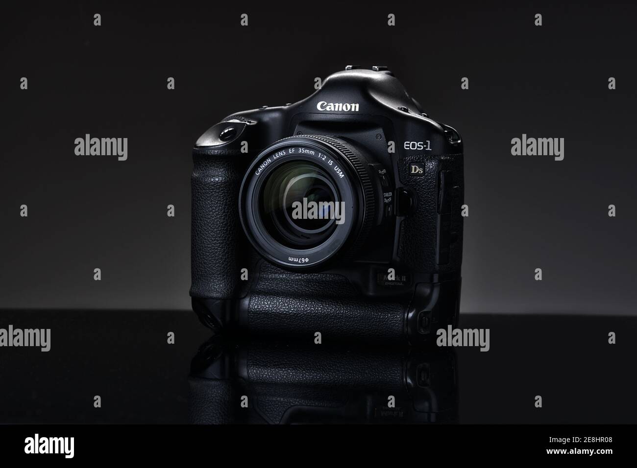 RUSSIA, BARNAUL-21 NOVEMBRE 2020: Canon EOS 1ds marca 2 reflex su sfondo nero.materiale editoriale illustrativo Foto Stock