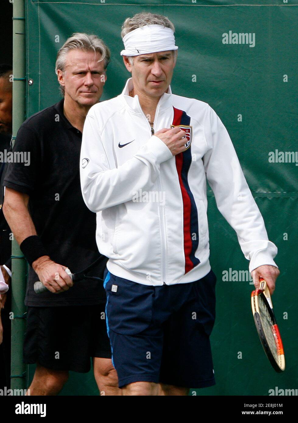 John McEnroe (R) degli Stati Uniti e Bjorn Borg di Svezia arrivano al National Tennis Development Center prima di una clinica di tennis a Bangkok il 22 novembre 2008. REUTERS/Chaiwat Subprasom (THAILANDIA) Foto Stock