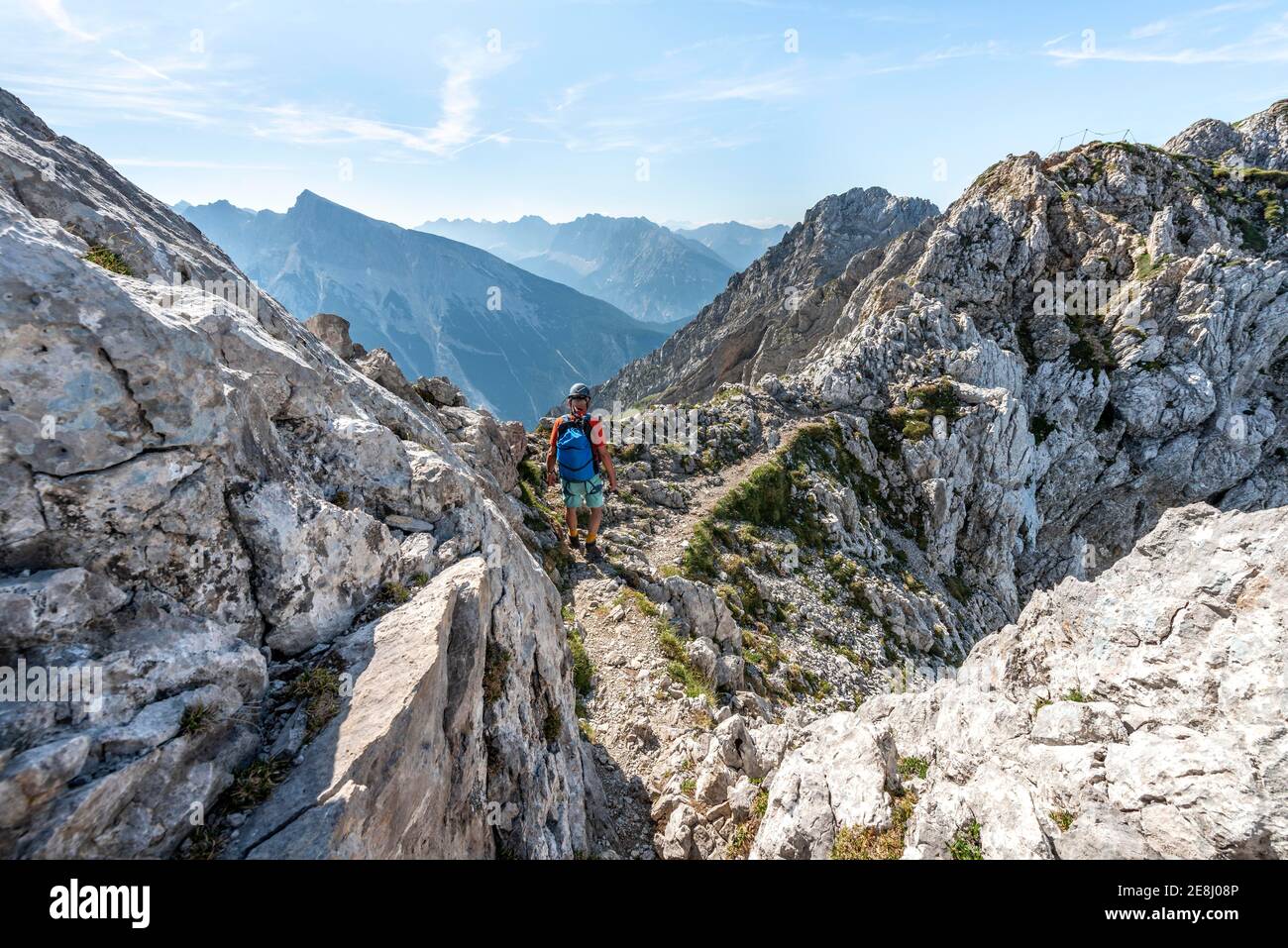L'alpinista sale su una ferrata, Mittenwalder Hoehenweg, Karwendel Mountains, Mittenwald, Bavaria, Germania Foto Stock