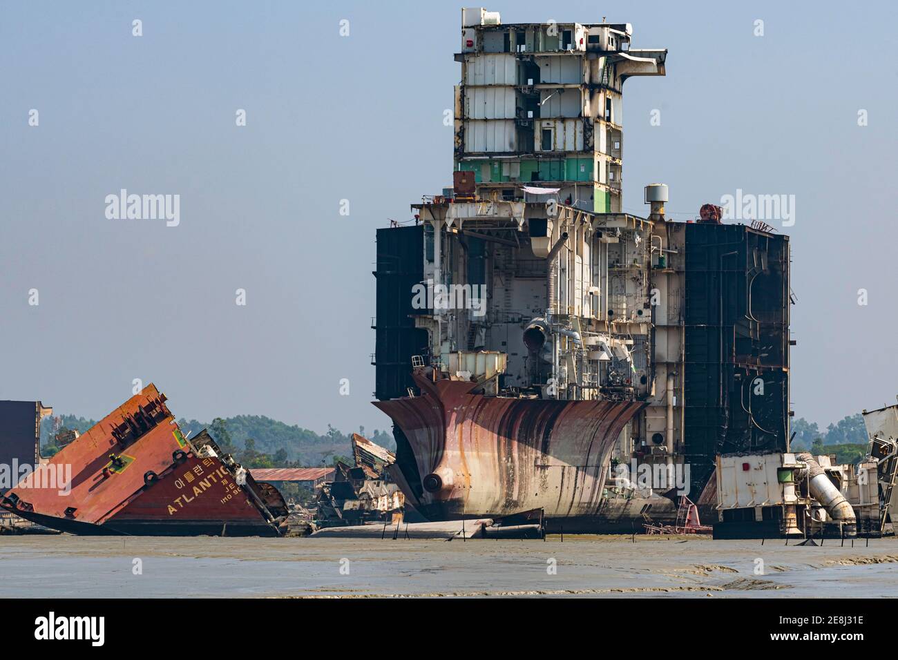 Enorme nave del contenitore pronta per ottenere il break up, Chittagong Ship Breaking Yard, Chittagong, Bangladesh Foto Stock