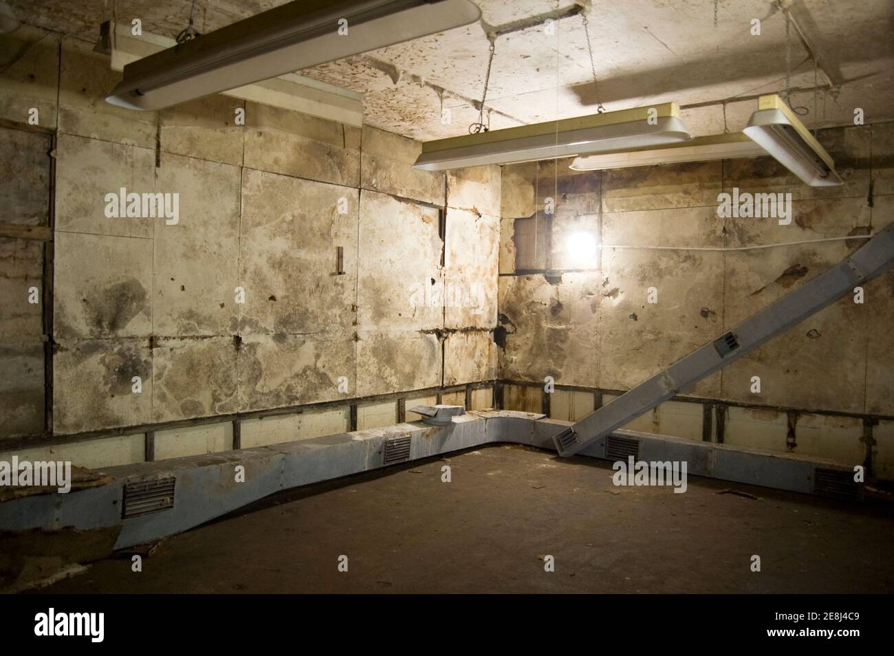Il gabinetto di Winston Churchill si incontrò in questo bunker, nome in codice Paddock, a Dollis Hill, Londra. Il sito era top secret fino a poco tempo fa. Illuminazione e climatizzazione Foto Stock