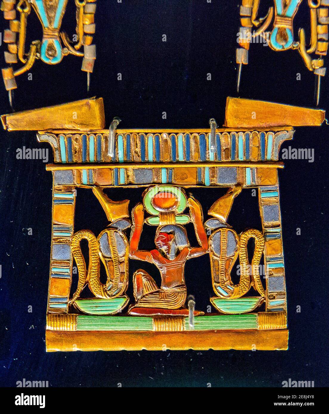 Egitto, Cairo, Tutankhamon gioielli: Contrappeso di un pettorale, a forma di pilone. Foto Stock