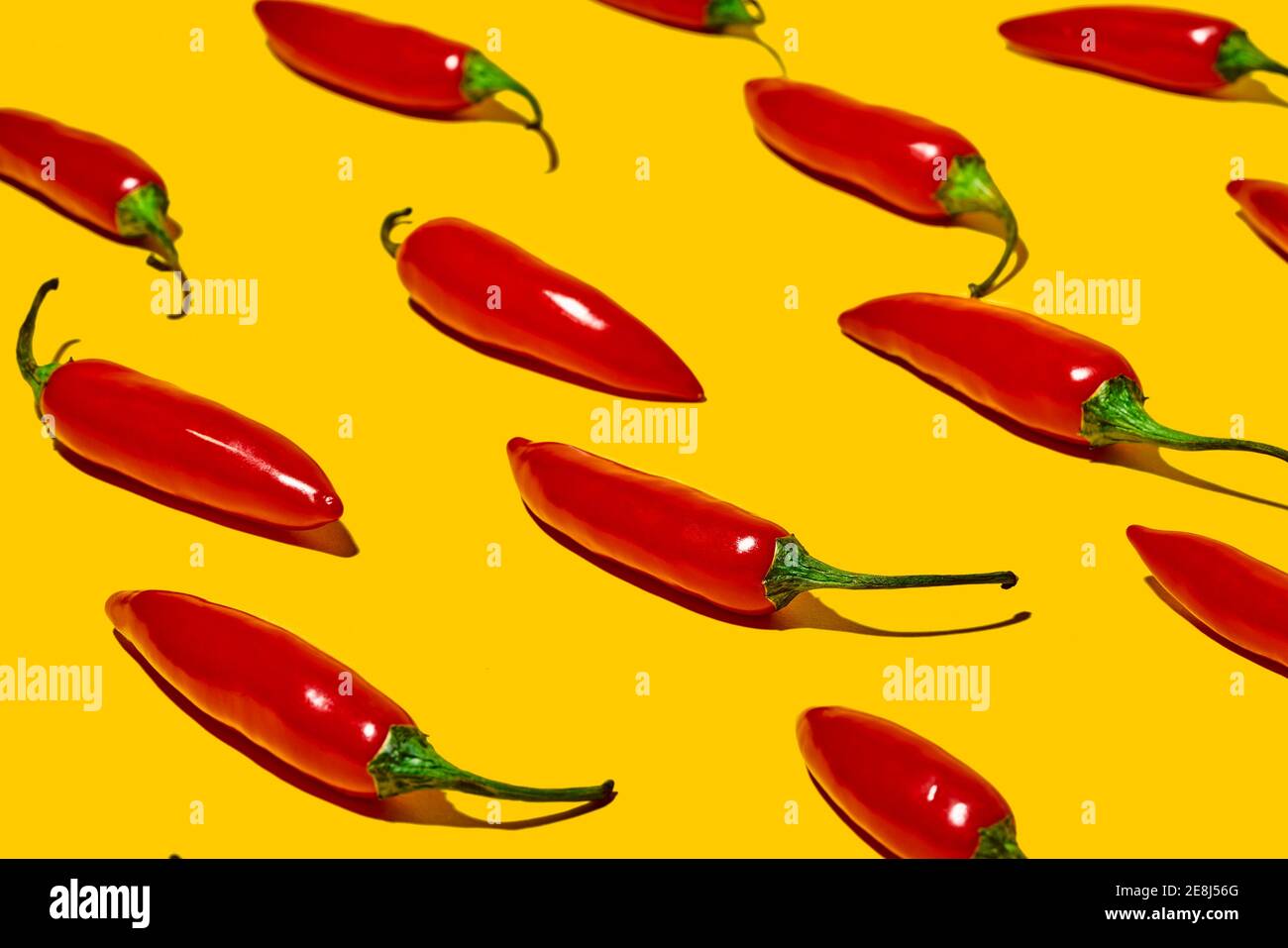 Dall'alto di peperoncini freschi maturi su sfondo giallo Foto Stock