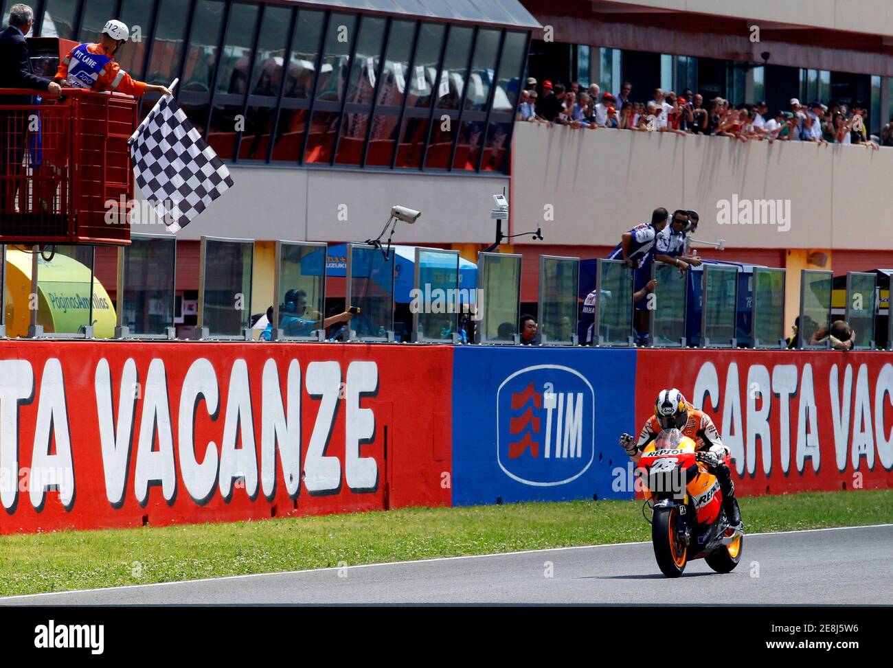 Bandiera del traguardo del circuito del mugello immagini e fotografie ...