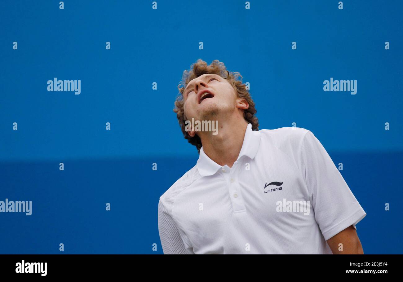 Denis Istomin di Uzbekistan reagisce durante la sua partita di tennis contro Rafael Nadal di Spagna al Queen's Club Championships a Londra ovest 10 giugno 2010. REUTERS/Suzanne Plunkett (GRAN BRETAGNA - Tags: TENNIS SPORT) Foto Stock