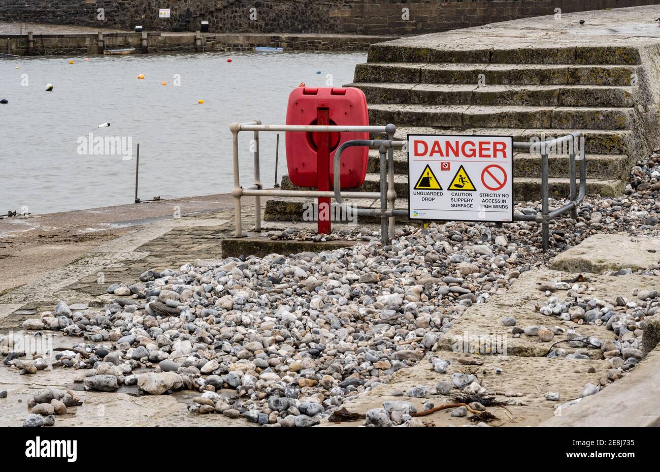 Lyme Regis, Dorset, Regno Unito. 31 gennaio 2021. Regno Unito Meteo: Ciottoli e detriti soffiati sopra la parete del porto a seguito di alta marea e una notte di pioggia pesante e venti alti al Cobb Lyme Regis. Credit: Celia McMahon/Alamy Live News Foto Stock