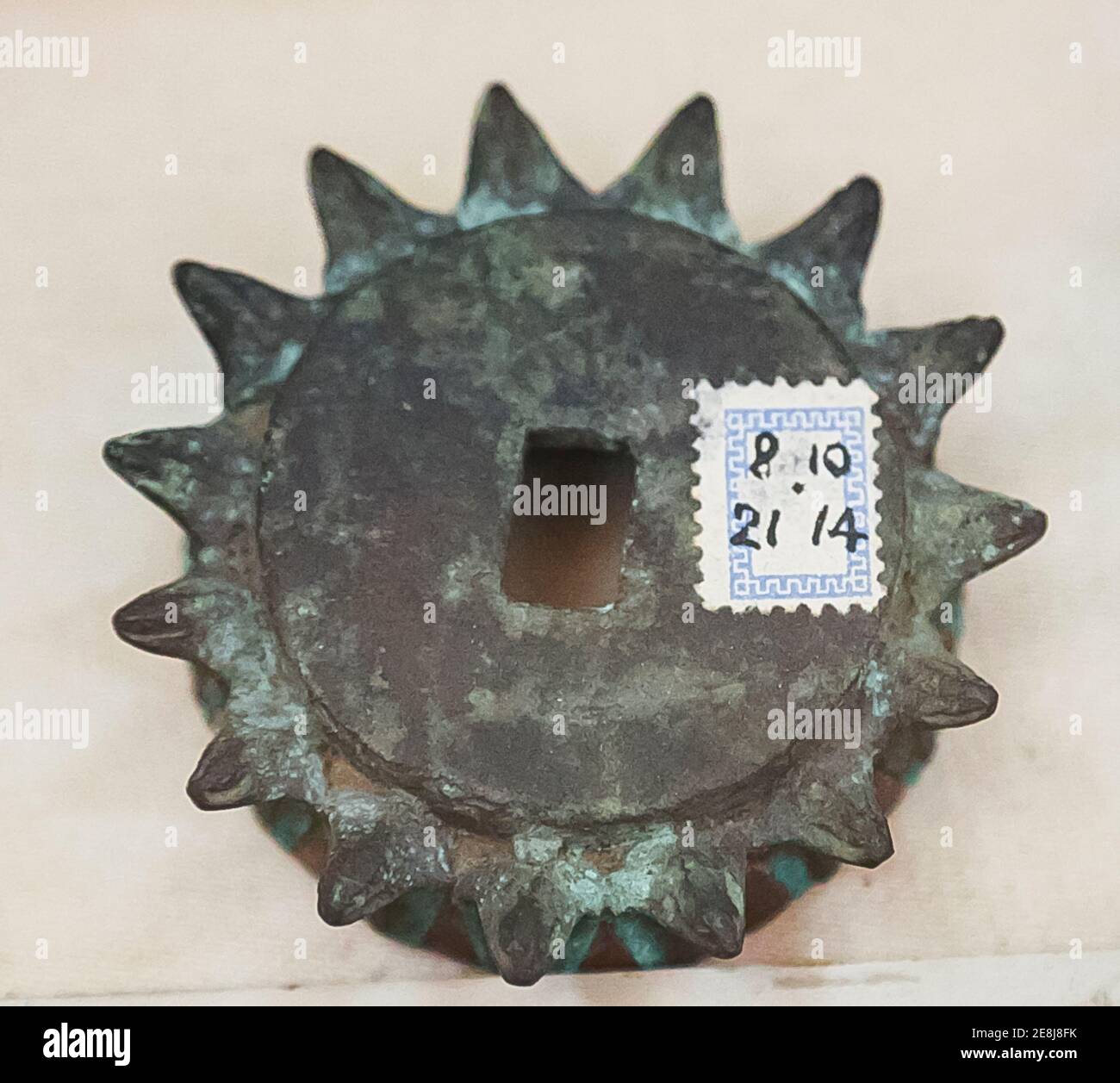 Museo Egizio il Cairo, oggetti che si dice siano gearing. Sono infatti cornici a corona, i denti degli ingranaggi sono piccoli serpenti (uraei). Foto Stock