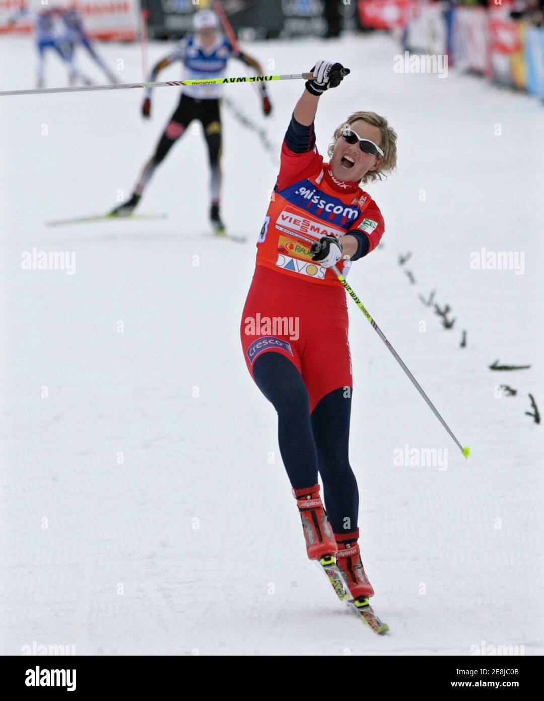 Vibeke Skofterud della Norvegia attraversa il traguardo davanti a Stefanie Bohler della Germania durante l'evento femminile di sci nordico 4 x 5 km di sci nordico Coppa del mondo di fondo a Davos 9 dicembre 2007. REUTERS/Miro Kuzmanovic (SVIZZERA) Foto Stock