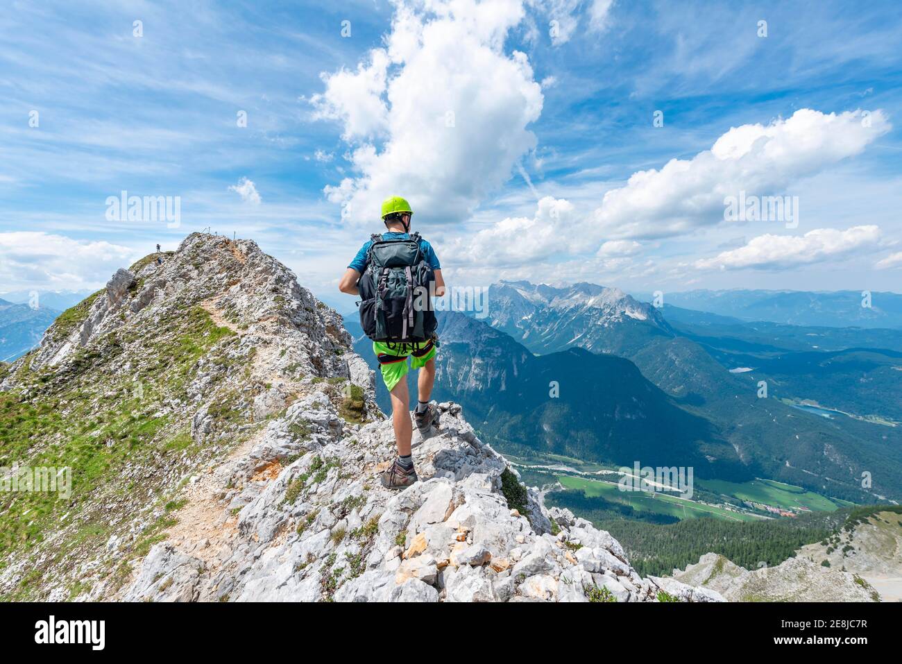 Arrampicarsi su un crinale ad una via ferrata, Mittenwalder Hoehenweg, vista nella valle di Isar vicino a Mittenwald, Karwendel montagne, Mittenwald, Baviera Foto Stock