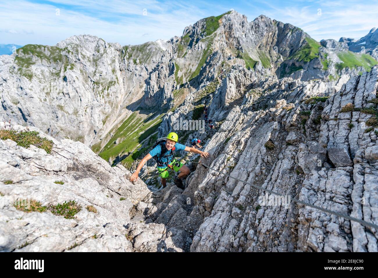 L'alpinista sale su una ferrata, Mittenwalder Hoehenweg, Karwendel Mountains, Mittenwald, Bavaria, Germania Foto Stock