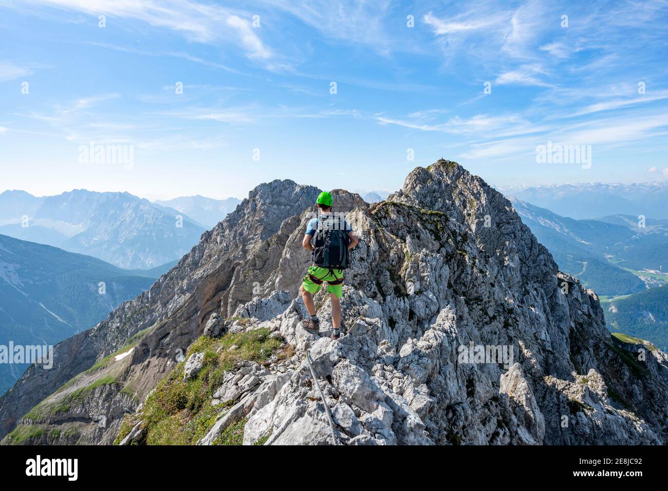 Alpinista su una cresta su una via fissa sicura di corda, Mittenwalder Hoehenweg, Karwendel Montagne, Mittenwald, Baviera, Germania Foto Stock