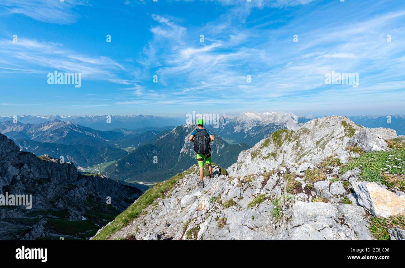 L'alpinista si arrampica su un percorso di corda fisso, Mittenwalder Hoehenweg, vista sulla valle dell'Isar vicino a Mittenwald, Karwendel Mountains, Mittenwald Foto Stock