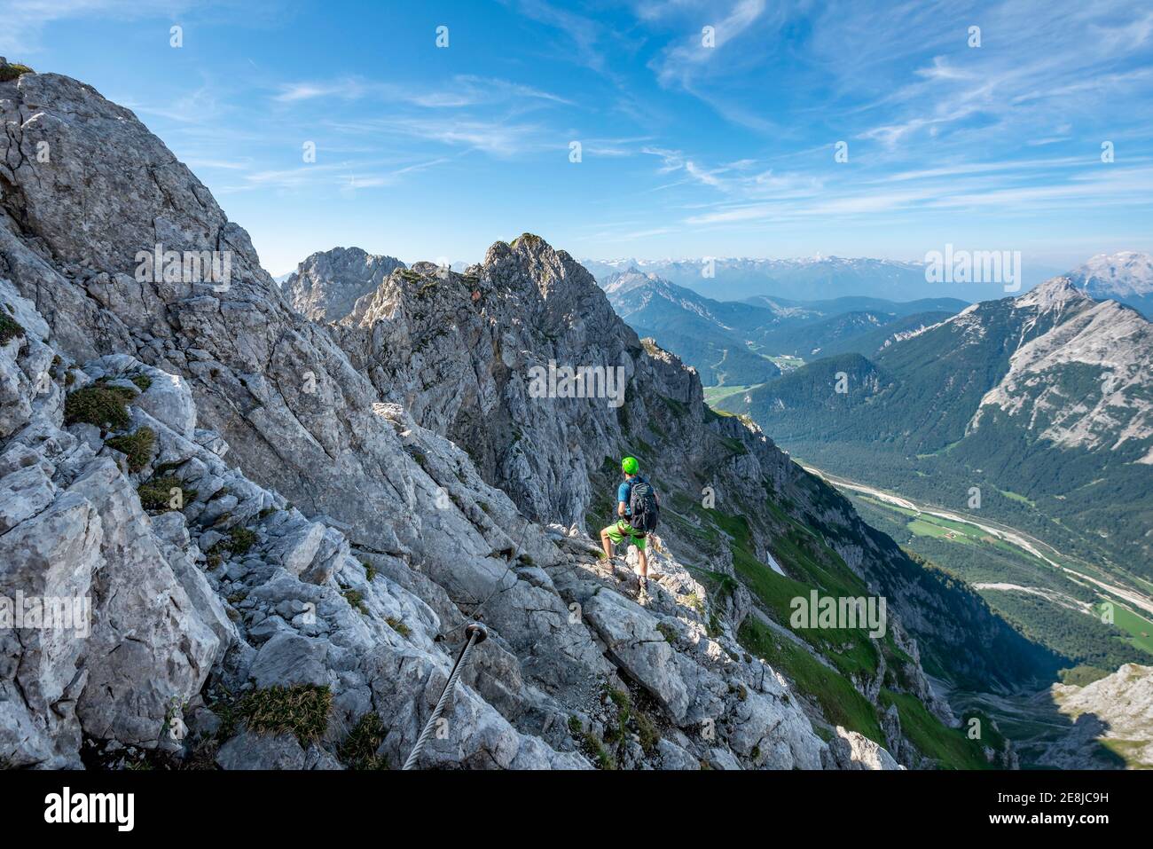 L'alpinista si arrampica su un percorso di corda fisso, Mittenwalder Hoehenweg, vista sulla valle dell'Isar vicino a Mittenwald, Karwendel Mountains, Mittenwald Foto Stock