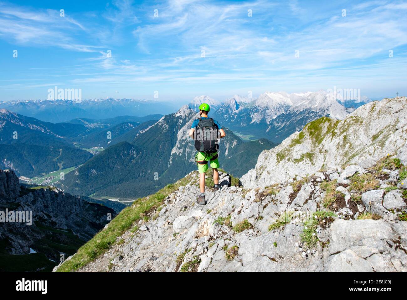L'alpinista si arrampica su un percorso di corda fisso, Mittenwalder Hoehenweg, vista sulla valle dell'Isar vicino a Mittenwald, Karwendel Mountains, Mittenwald Foto Stock