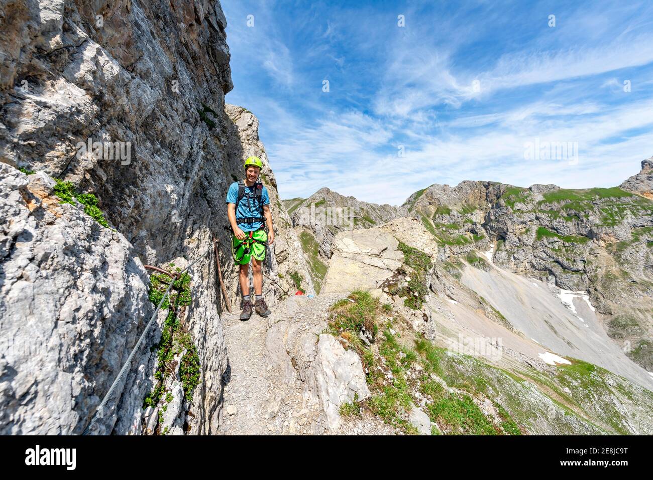 Alpinista su una via fissa sicura di corda, Mittenwalder Hoehenweg, Karwendel Mountains, Mittenwald, Baviera, Germania Foto Stock