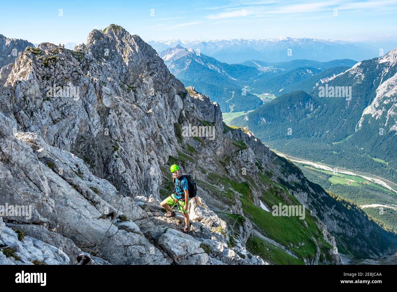 L'alpinista si arrampica su un percorso di corda fisso, Mittenwalder Hoehenweg, vista sulla valle dell'Isar vicino a Mittenwald, Karwendel Mountains, Mittenwald Foto Stock