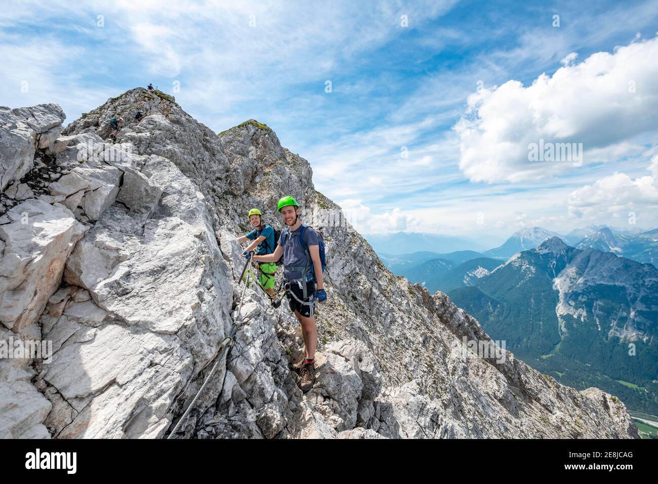 Gli alpinisti che si arrampicano su una via fissa sicura, Mittenwalder Hoehenweg, Karwendel Mountains, Mittenwald, Bavaria, Germania Foto Stock