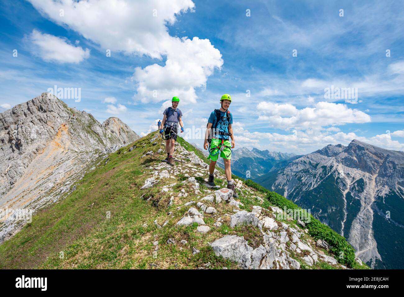 Arrampicarsi su un crinale a una via ferrata, Mittenwalder Hoehenweg, vista sul panorama montano, Karwendel Montagne, Mittenwald, Baviera, Germania Foto Stock
