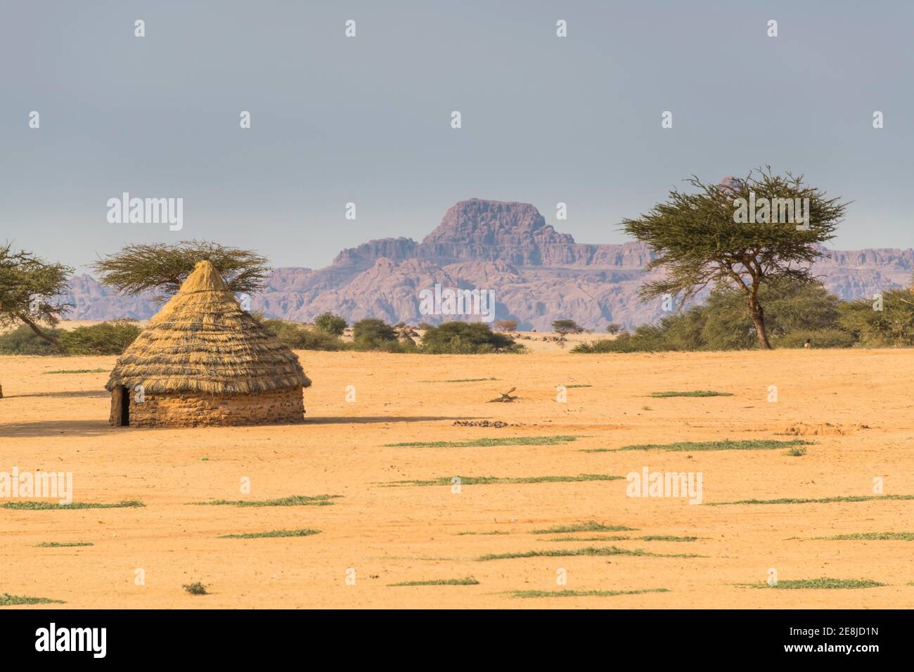Toubou rifugio nel patrimonio mondiale dell'UNESCO, altopiano Ennedi, Ciad, Africa Foto Stock