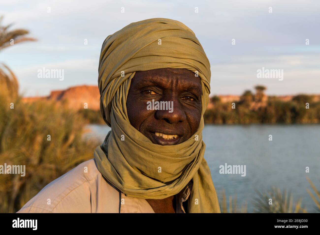 Beduin sulla riva di Ounianga kebir parte della vista UNESCO laghi Ounianga, nord Ciad, Africa Foto Stock