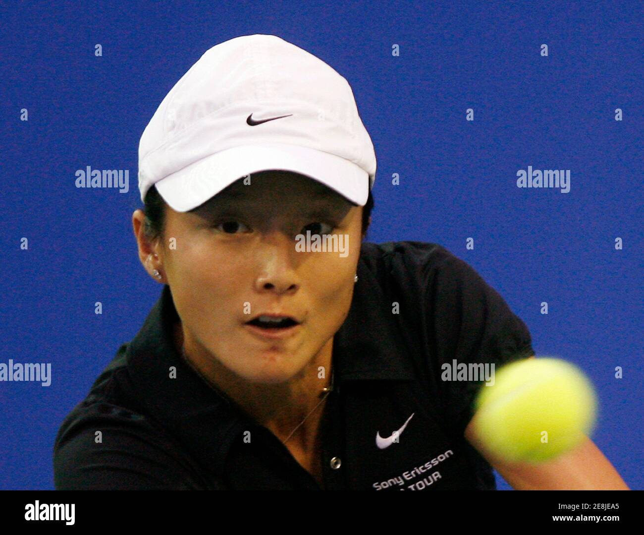 Zi Yan della Cina restituisce un colpo a Jelena Jankovic della Serbia durante la loro prima partita di tennis al Bangkok Open 10 ottobre 2007. REUTERS/Chaiwat Subprasom (THAILANDIA) Foto Stock