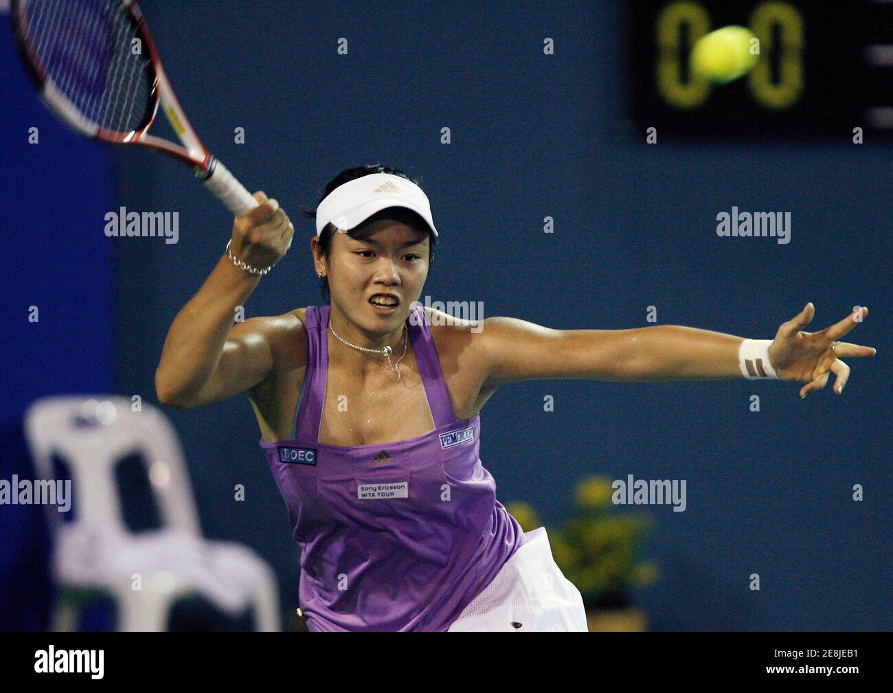 Yung-Jan Chan di Taiwan restituisce un colpo a Urszula Radwanska di Polonia durante la loro partita di quarto finale al torneo di tennis femminile PTT Bangkok Open a Bangkok il 12 ottobre 2007. REUTERS/Chaiwat Subprasom (THAILANDIA) Foto Stock